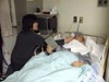 ベッドを30度背上げしてもらい全粥をつれあいに食べさせてもらう．本人の右手には手鏡を持ち食事の中身と口の位置確認をする